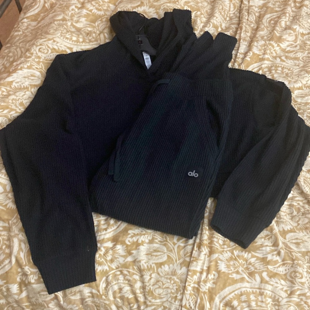 Perfect condition Alo set. Only worn once!
